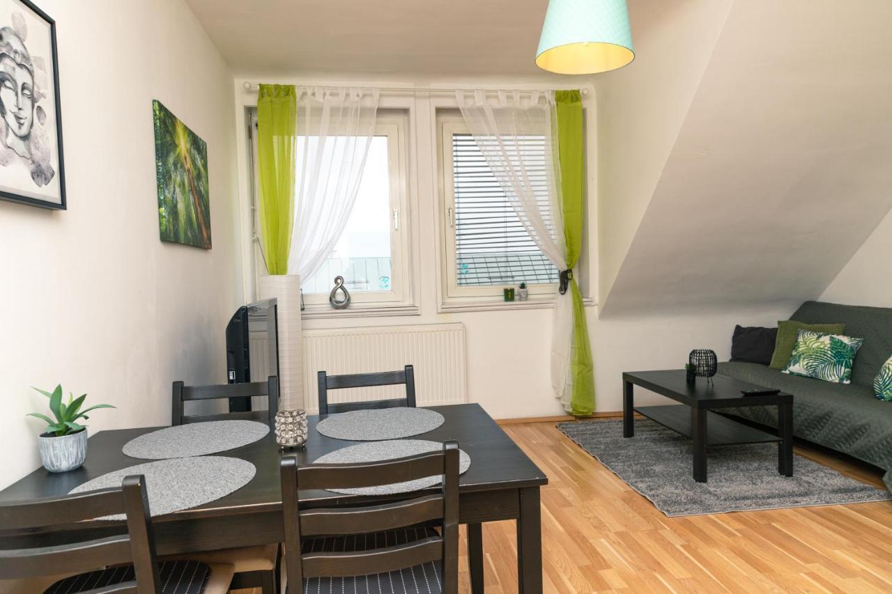 Milky Way Top Floor 2-Bedroom Apartment Air Condition Bécs Kültér fotó